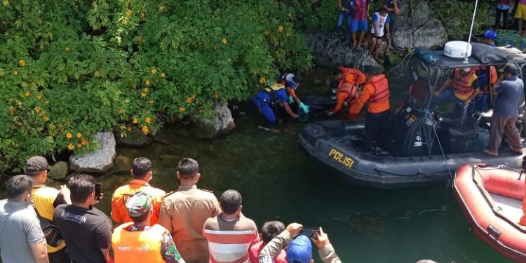 Mayat Wanita Berbaju Ungu Terapung di Danau Toba di Bawah Batu Gantung