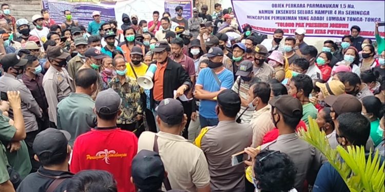 Pelaksanan Pembacaan Sita Eksekusi di Parapat Ciptakan Kerumunan Massa di Tengah Pandemi Covid-19
