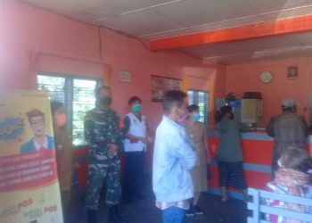 Personel Jajaran Kodim 0207/Simalungun dan Pak Camat Pantau Penyaluran BLT-DD Untuk Warga Terdampak Covid-19 di Nagori Naga Soppa