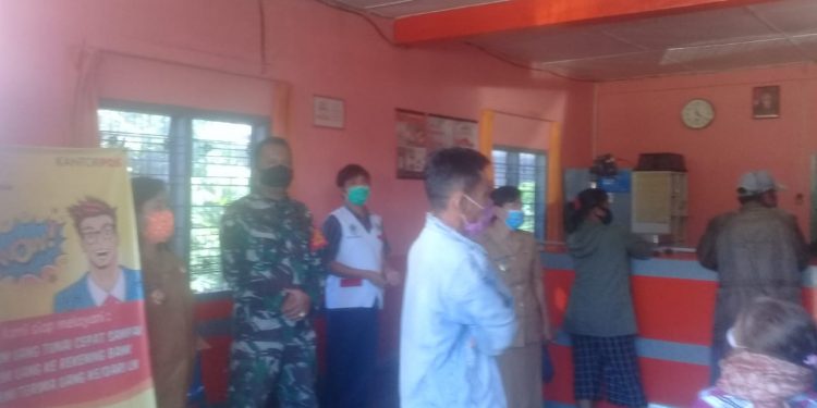Personel Jajaran Kodim 0207/Simalungun dan Pak Camat Pantau Penyaluran BLT-DD Untuk Warga Terdampak Covid-19 di Nagori Naga Soppa