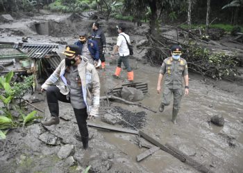 Polres Bogor bersama BPBD dan Muspika Cisarua, Lakukan Penanganan Pertama Bencana Banjir Bandang