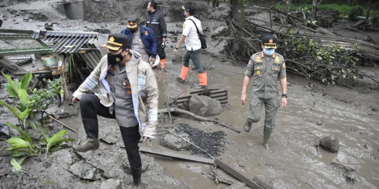 Polres Bogor bersama BPBD dan Muspika Cisarua, Lakukan Penanganan Pertama Bencana Banjir Bandang Polres Bogor bersama BPBD dan Muspika Cisarua, Lakukan Penanganan Pertama Bencana Banjir Bandang