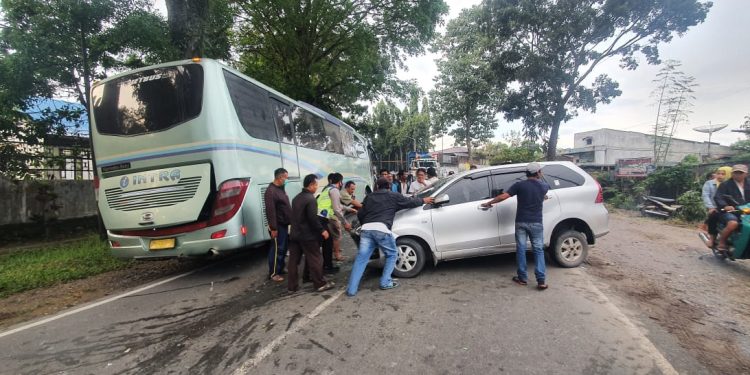 Tabrakan Bus Intra Vs Avanza di Jalan Sisingamangaraja, 5 Orang Luka-luka Tabrakan Bus Intra Vs Avanza di Jalan Sisingamangaraja, 5 Orang Luka-luka