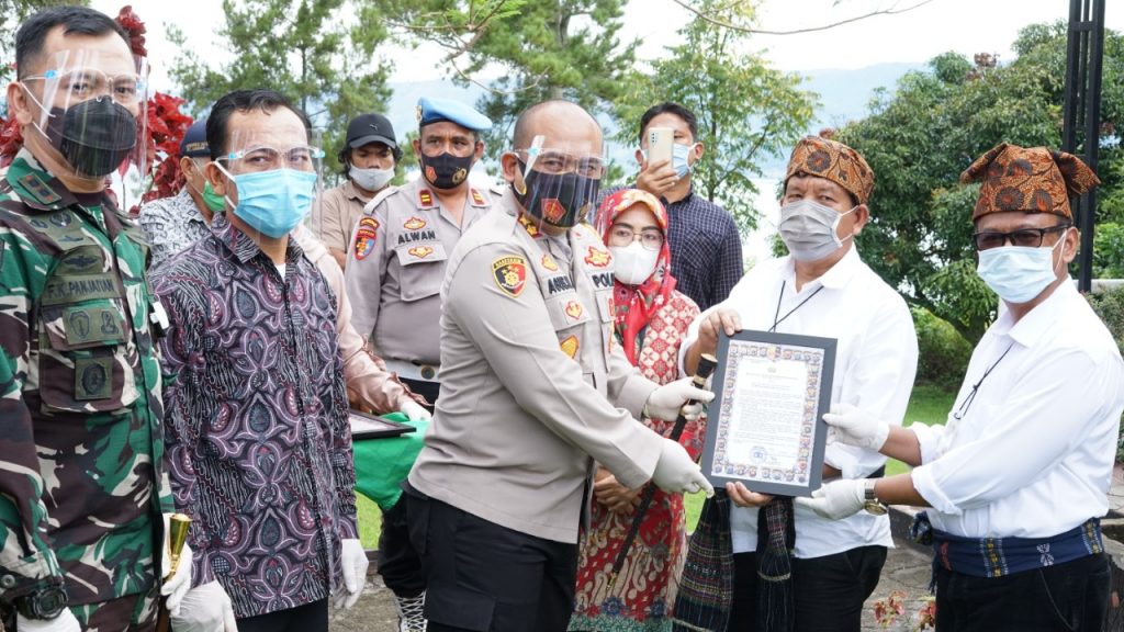 Kapolres Simalungun Serahkan Maklumat Kapolri agar Patuhi Protokol Kesehatan kepada Paslon Bupati