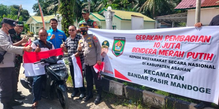 Polsek BP Mandoge Polres Asahan bersama Forkopimcam Canangkan Pembagian 10 Juta Bendera Merah Putih