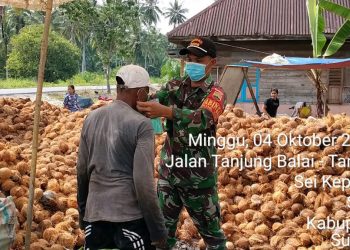 Jajaran Kodim 0208/Asahan Membagikan Masker Kepada Buruh harian