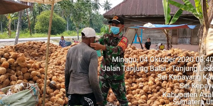 Jajaran Kodim 0208/Asahan Membagikan Masker Kepada Buruh harian Jajaran Kodim 0208/Asahan Membagikan Masker Kepada Buruh harian