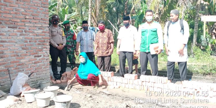 Hadiri Peletakan Batu Pertama, Personel Kodim 0208/Asahan Dalam Rangka Bantuan Bedah Rumah Baznas