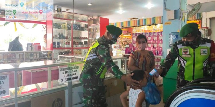 Penegakan Disiplin Protokol Kesehatan di Siantar Plaza Oleh Personel Jajaran Kodim 0207/Simalungun Penegakan Disiplin Protokol Kesehatan di Siantar Plaza Oleh Personel Jajaran Kodim 0207/Simalungun