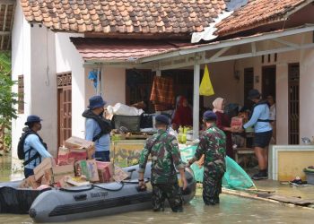 TNI Angkatan Laut dan Evakuasi Warga Terisolir dan Salurkan Bantuan Korban Banjir Jebolnya Tanggul Sungai Citarum