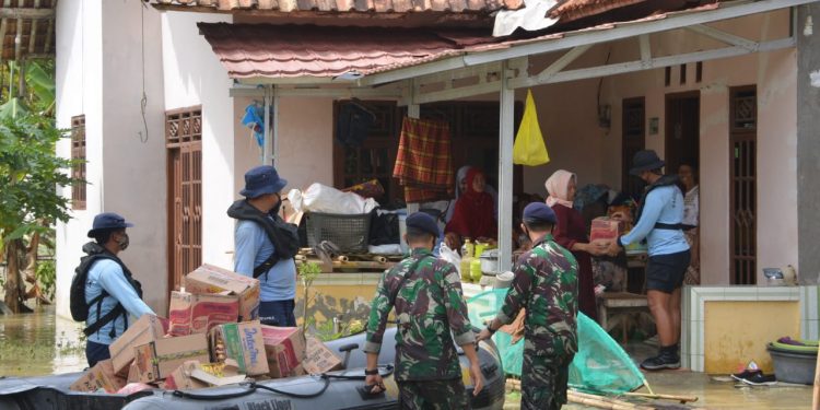 TNI Angkatan Laut dan Evakuasi Warga Terisolir dan Salurkan Bantuan Korban Banjir Jebolnya Tanggul Sungai Citarum TNI Angkatan Laut dan Evakuasi Warga Terisolir dan Salurkan Bantuan Korban Banjir Jebolnya Tanggul Sungai Citarum