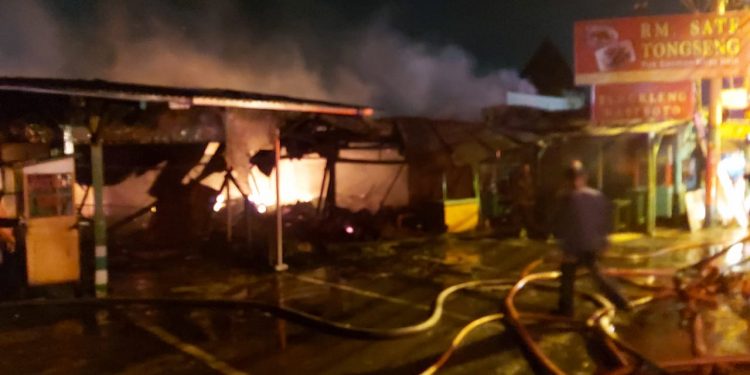 Kebakaran di Rumah Makan Tongseng, 7 Unit Mobil Damkar Diturunkan