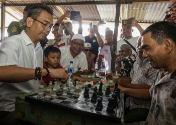Blusukan ke Pasar Cikampak, Sihar Tantang Warga Bermain Catur