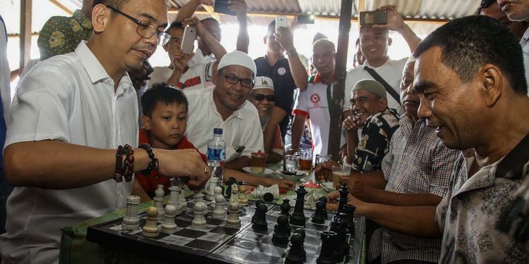 Blusukan ke Pasar Cikampak, Sihar Tantang Warga Bermain Catur Blusukan ke Pasar Cikampak, Sihar Tantang Warga Bermain Catur