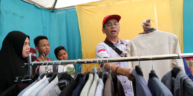 Sihar Merasa Nyaman Pakai Baju Koko Modern