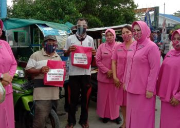 Sambut HKGB ke -68 Bhayangkari Polres Pelabuhan Belawan Bagikan Masker dan Vitamin
