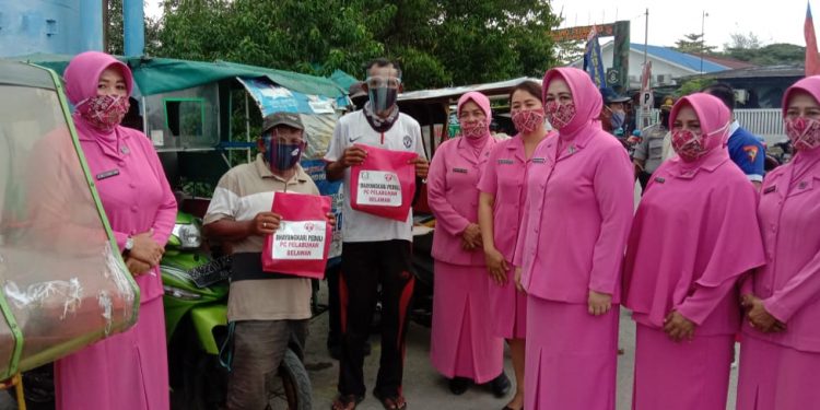 Sambut HKGB ke -68 Bhayangkari Polres Pelabuhan Belawan Bagikan Masker dan Vitamin