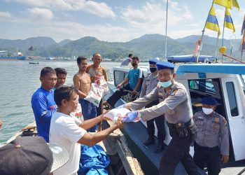 Polres Sibolga Bakti Sosial, Berbagi kepada Warga Terdampak Covid-19