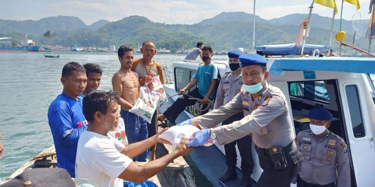 Polres Sibolga Bakti Sosial, Berbagi kepada Warga Terdampak Covid-19