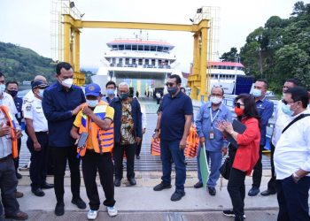 Martin Manurung Salurkan 750 Life Jacket Untuk Kapal Penumpang di Danau Toba