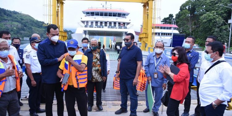 Martin Manurung Salurkan 750 Life Jacket Untuk Kapal Penumpang di Danau Toba Martin Manurung Salurkan 750 Life Jacket Untuk Kapal Penumpang di Danau Toba