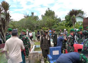 Personil Koramil 03/SS Kodim 0207/Simalungun Melaksanakan Upacara Pemakaman Serma Rumadi di Kelurahan Manik Raja