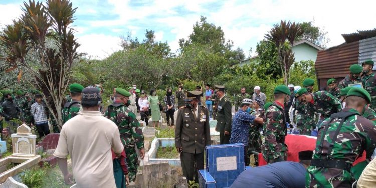 Personil Koramil 03/SS Kodim 0207/Simalungun Melaksanakan Upacara Pemakaman Serma Rumadi di Kelurahan Manik Raja Personil Koramil 03/SS Kodim 0207/Simalungun Melaksanakan Upacara Pemakaman Serma Rumadi di Kelurahan Manik Raja