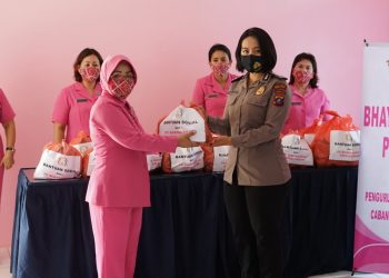 Bhayangkari Peduli, Polres Simalungun Salurkan Bantuan Nasi Bungkus kepada Korban Banjir