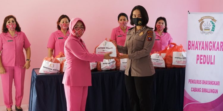 Bhayangkari Peduli, Polres Simalungun Salurkan Bantuan Nasi Bungkus kepada Korban Banjir Bhayangkari Peduli, Polres Simalungun Salurkan Bantuan Nasi Bungkus kepada Korban Banjir