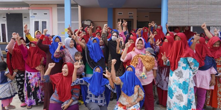 Ayo, Kapan Lagi Kita Berfoto dengan Istri Bupati Simalungun...!