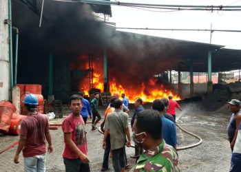 Kebakaran di Pabrik Sarung Tangan Hamrock, Pekerja Berhamburan