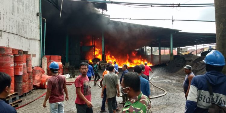 Kebakaran di Pabrik Sarung Tangan Hamrock, Pekerja Berhamburan