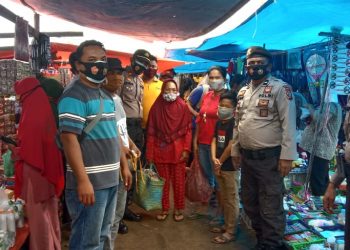 Kapolsek Muara Batang Gadis Bagikan Masker Gratis Kepada Warga