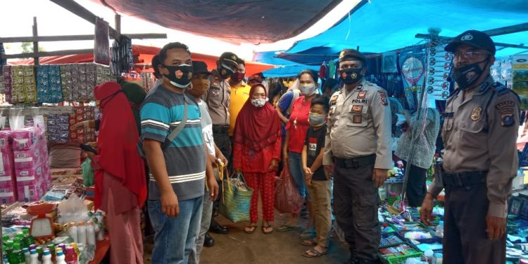 Kapolsek Muara Batang Gadis Bagikan Masker Gratis Kepada Warga Kapolsek Muara Batang Gadis Bagikan Masker Gratis Kepada Warga
