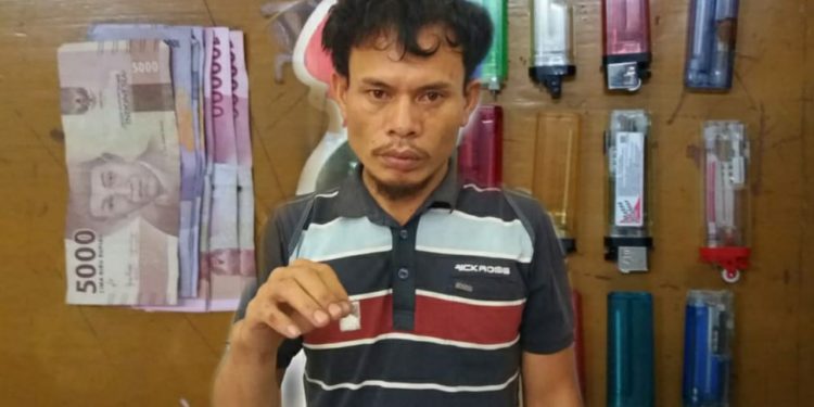 Lindung Silaban Ditangkap Simpan Sabu di Atas Pintu Kamar Mandi Lindung Silaban Ditangkap Simpan Sabu di Atas Pintu Kamar Mandi
