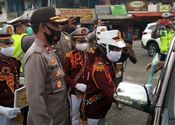 500 Masker, Vitamin dan 150 Bunga Dibagikan Kepada Pengendara Yang Melintasi Tugu Liwa