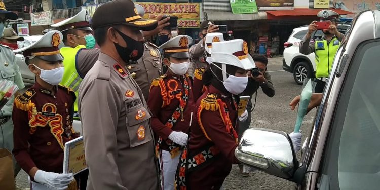 500 Masker, Vitamin dan 150 Bunga Dibagikan Kepada Pengendara Yang Melintasi Tugu Liwa 500 Masker, Vitamin dan 150 Bunga Dibagikan Kepada Pengendara Yang Melintasi Tugu Liwa