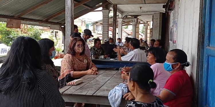 TPS Didampingi Istri dan Putrinya Silaturahmi ke Masyarakat Huta Bayuraja TPS Didampingi Istri dan Putrinya Silaturahmi ke Masyarakat Huta Bayuraja