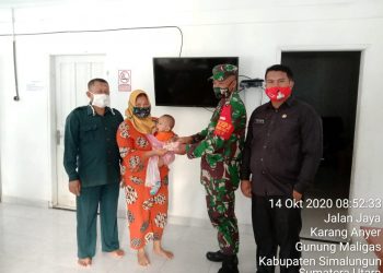 Bersama Pangulu Nagori Karang Anyar bersama Personel Kodim 0207/Simalungun Laksanakan Pendampingan Pembagian BLT DD Nagori Karang Anyar