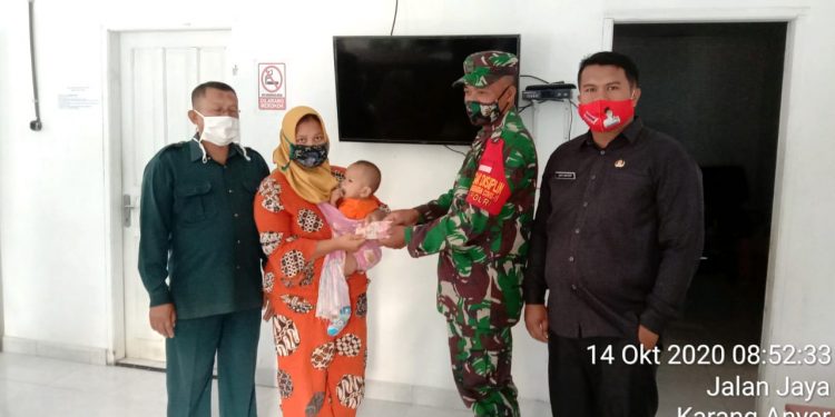 Bersama Pangulu Nagori Karang Anyar bersama Personel Kodim 0207/Simalungun Laksanakan Pendampingan Pembagian BLT DD Nagori Karang Anyar Bersama Pangulu Nagori Karang Anyar bersama Personel Kodim 0207/Simalungun Laksanakan Pendampingan Pembagian BLT DD Nagori Karang Anyar