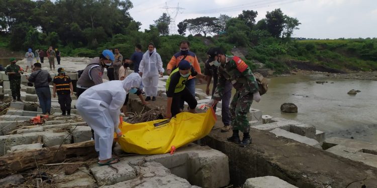 Seorang Warga Tewas Terseret Arus Sungai Saat Hujan Deras Seorang Warga Tewas Terseret Arus Sungai Saat Hujan Deras