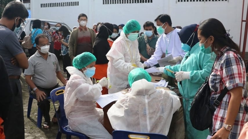 Warga Antusias Ikuti Swab Test Massal di Rumah Singgah Siantar Warga Antusias Ikuti Swab Test Massal di Rumah Singgah Siantar