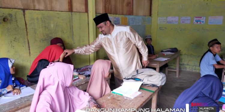 Hasim Makan Siang Bersama Anak Yatim dan Minta Mereka Tetap Semangat Hasim Makan Siang Bersama Anak Yatim dan Minta Mereka Tetap Semangat