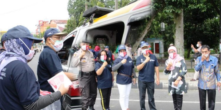 Hari Kesehatan Nasional, Pemko Siantar Bagi-bagi Masker di Jalan