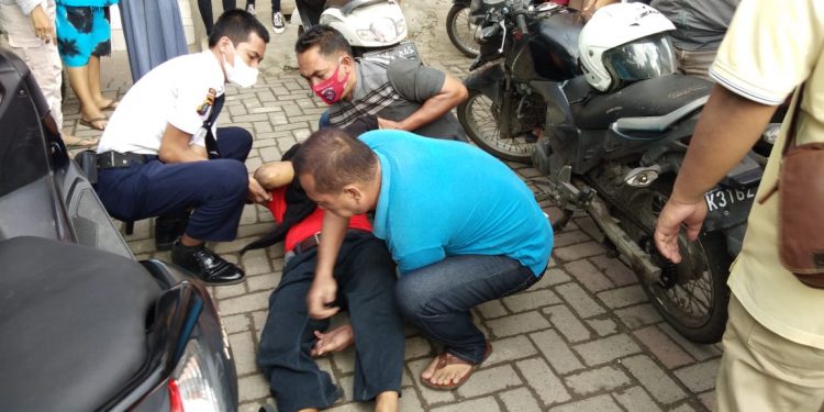 Turun dari Sepedamotor, Safii Peranginangin Jatuh dan Tewas di Parkiran BRI