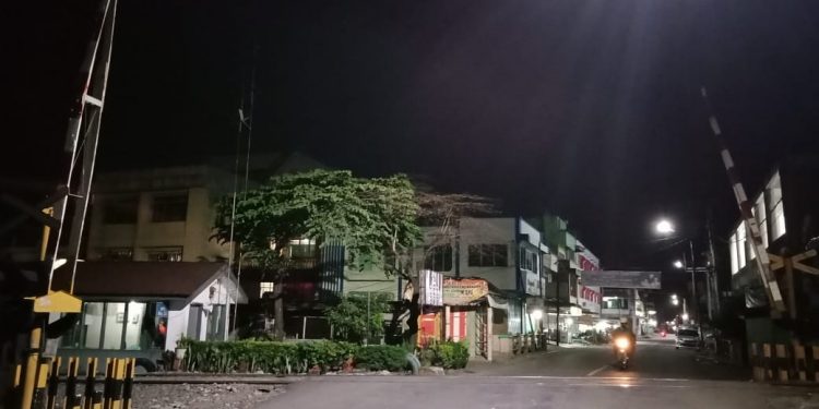 Hati-hati Melintas di Jalan Cokro, Penjaga Palang Kereta Api Sering Ketiduran