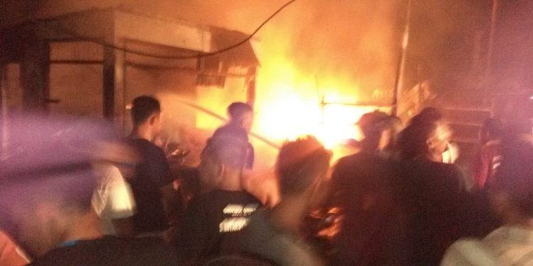 Gara- Gara Isi Bensin, Dua Kios Hangus Terbakar Di Perdagangan Gara- Gara Isi Bensin, Dua Kios Hangus Terbakar Di Perdagangan