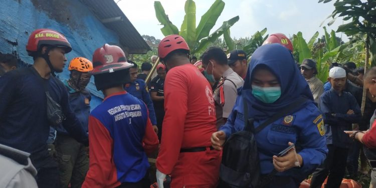 Paman dan Ponakan Tewas dalam Satu Lubang Paman dan Ponakan Tewas dalam Satu Lubang