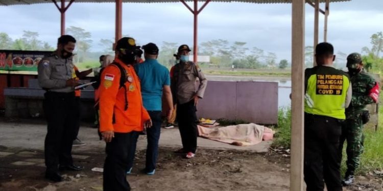Cewek Cantik Ditemukan Tewas dengan Baju Tersingkap dan Celana Melorot. Ternyata Dihabisi Supir Truk