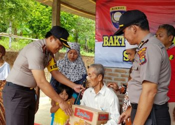 Gelar Bhakti Sosial Kesehatan, Polisi Beri Bantuan Pada Warga di Kota Agung